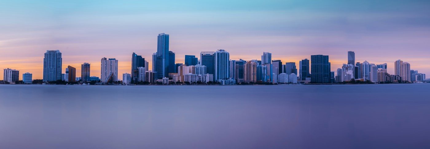 Horizonte de Miami junto al agua